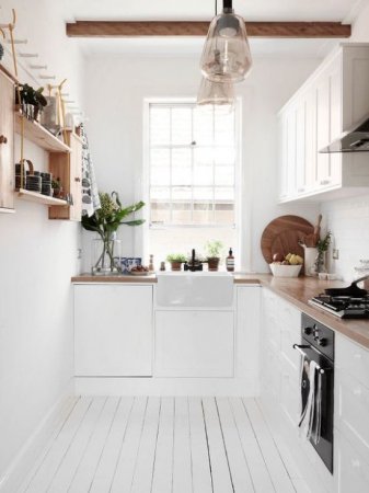 Кухонная мойка у окна: стоит ли организовывать перенос раковины