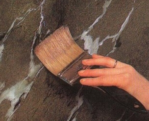 Окрашивание стен с эффектом мрамора