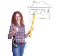 Девушка строитель с инструментом