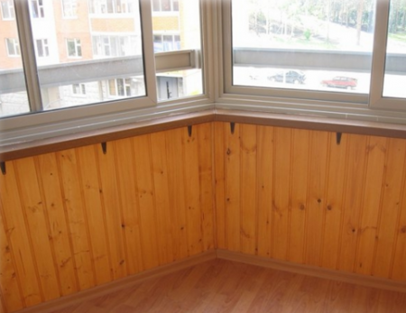 Отделка балкона с помощью древесных материалов