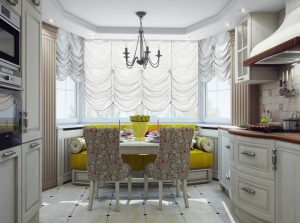 Кухня с эркером в типовом доме П 44Т в классиеческом стиле со столвой с диваном 798x594