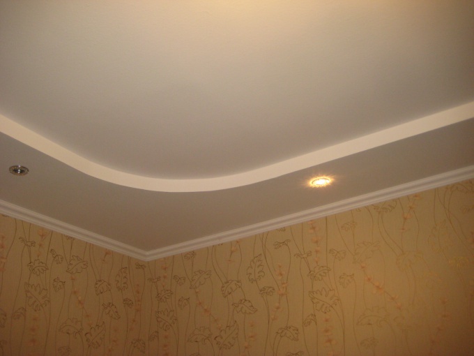 Как сделать одноуровневый потолок из гипсокартона в зале